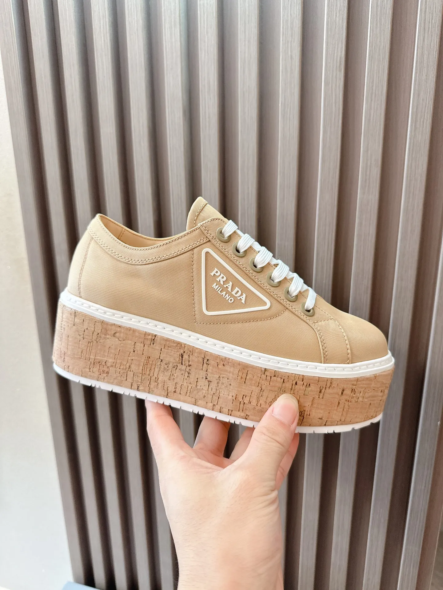 👟👟Ex-factory price 500👟👟 ☑️SNGG ｜Thick-soled high-explosive shoes Super hot Prada Prada 2024 latest spring and summer sawtooth Roman ultra-light thick-soled shoes! Retro, fashionable and avant-garde gear teeth make the whole pair of shoes light, comfortable and brightly colored to satisfy a variety of choices for fashionable people of different styles! The iconic molded injection triangle logo is matched with the shape of the upper foot 🦶🏻It’s super nice, every element is fashionable! - MATERIAL Material - ⇢ Upper: imported silk nylon twill ⇢ Lining: sheepskin lining ⇢ Outsole: TPU wood grain rubber combination outsole ⇢size：#35～40
